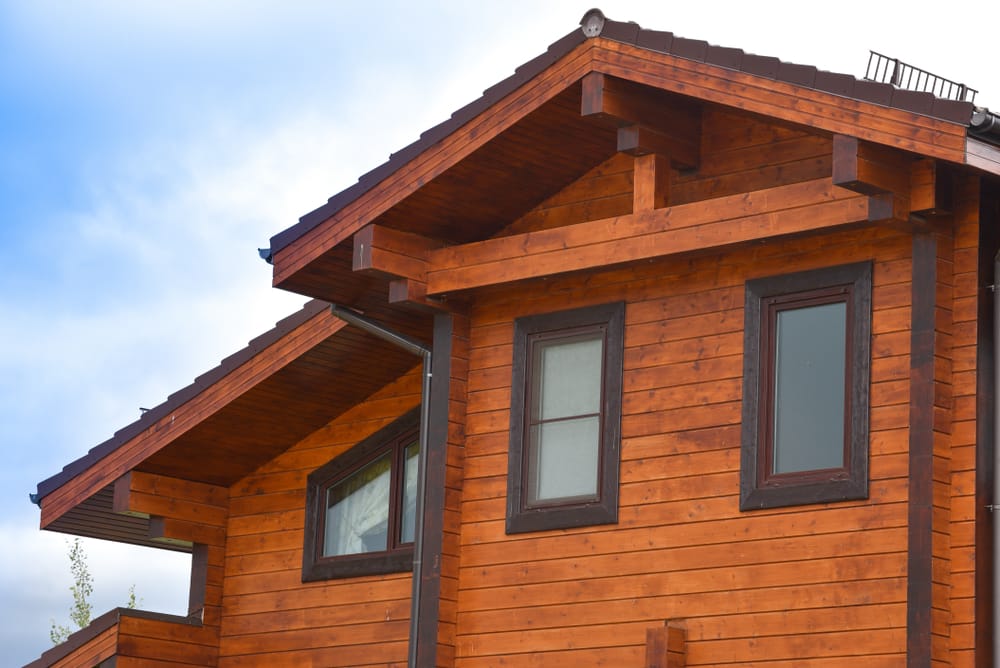 Une partie de la façade d’une belle maison en bois. Photo naturelle.