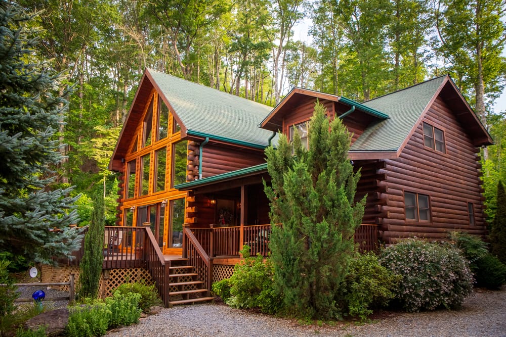 Un chalet en rondins de bois niché au cœur de la montagne, au fond des bois.