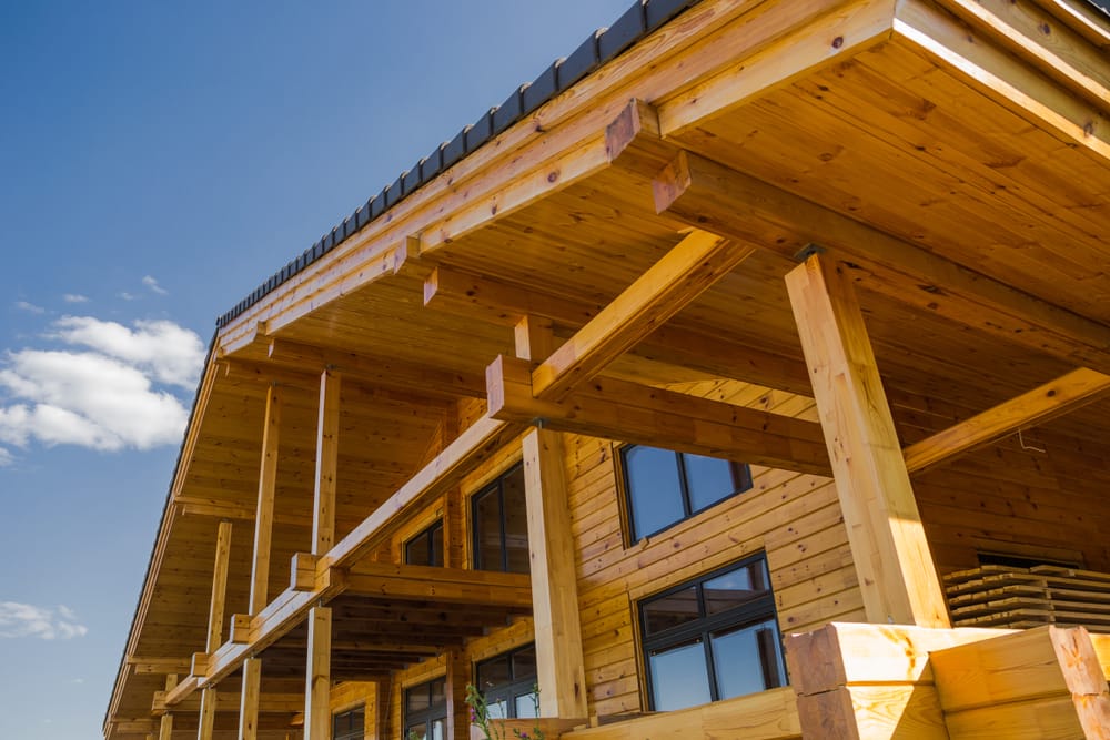 Chalet en bois sur fond de ciel bleu.
