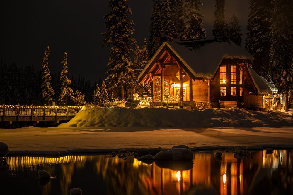 beautiful,photograph,of,a,cabin,in,the,woods,during,winter